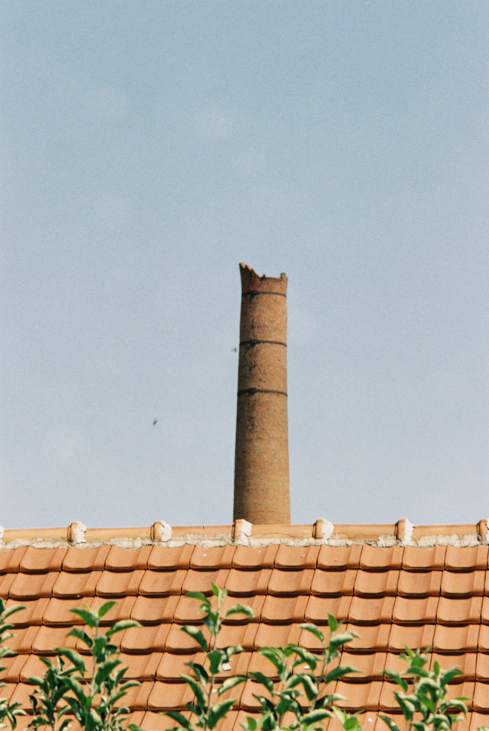 Un alto camino in cima a un edificio