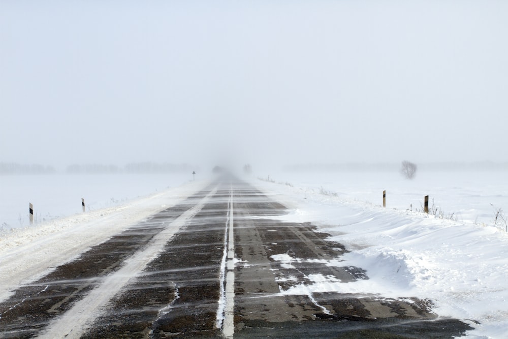 Un camino cubierto de nieve en medio de la nada
