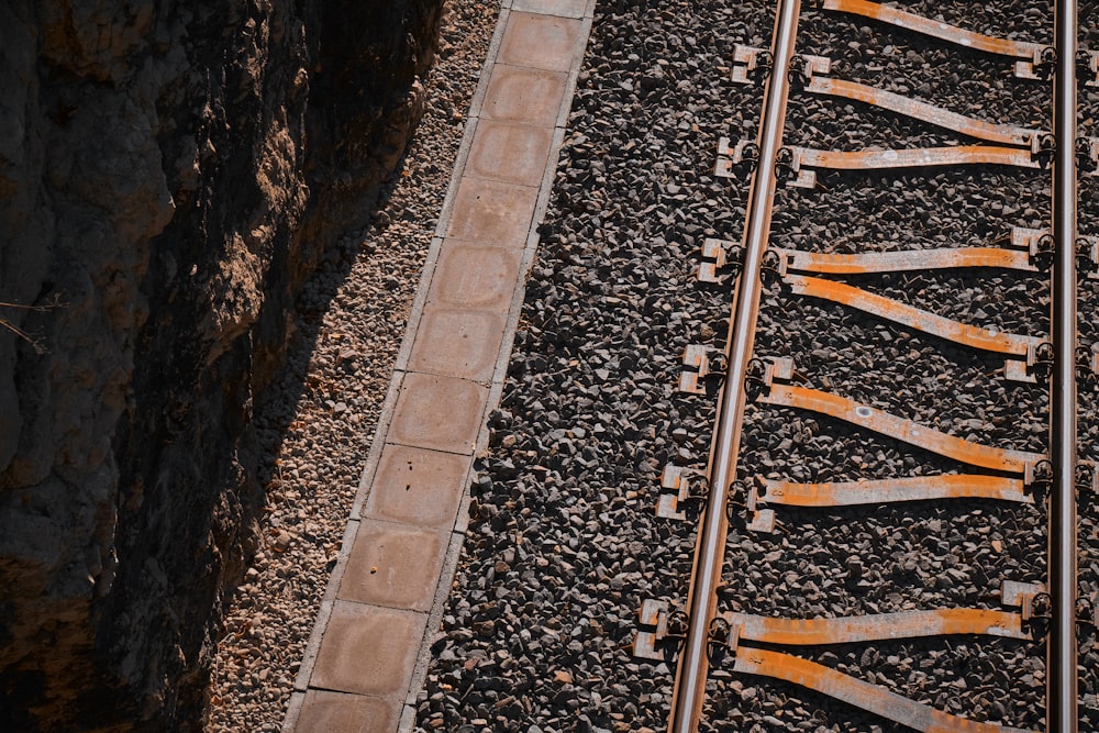 Blick auf eine Bahnstrecke von oben