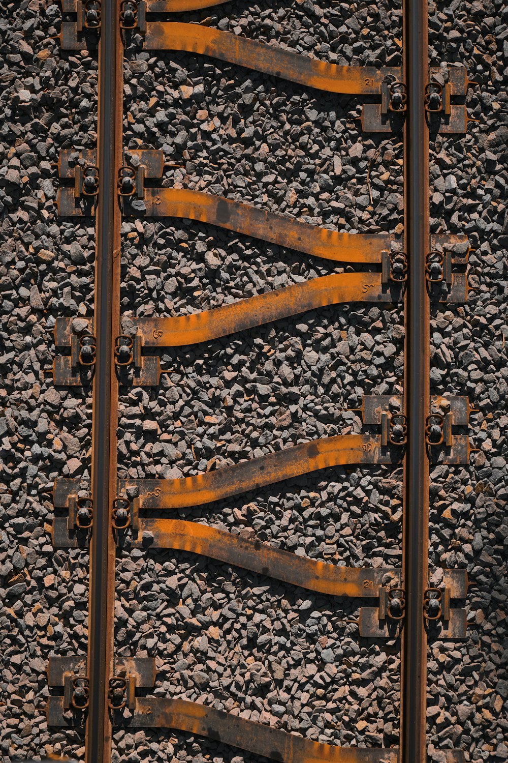 um close up de um trilho de trem com ferrugem sobre ele
