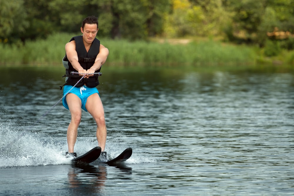 Ein Mann fährt Wasserski auf einem See