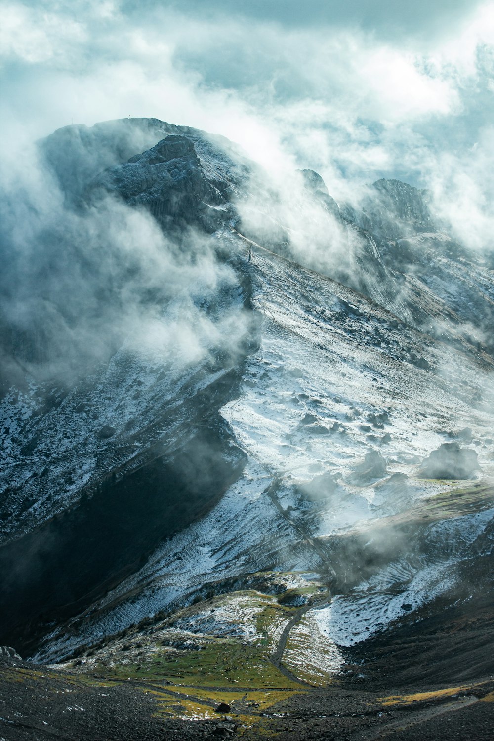 une montagne couverte de neige et de nuages par temps nuageux