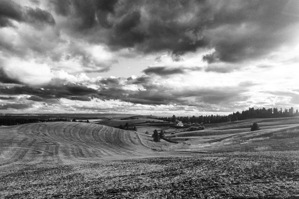 Una foto en blanco y negro de un cielo nublado