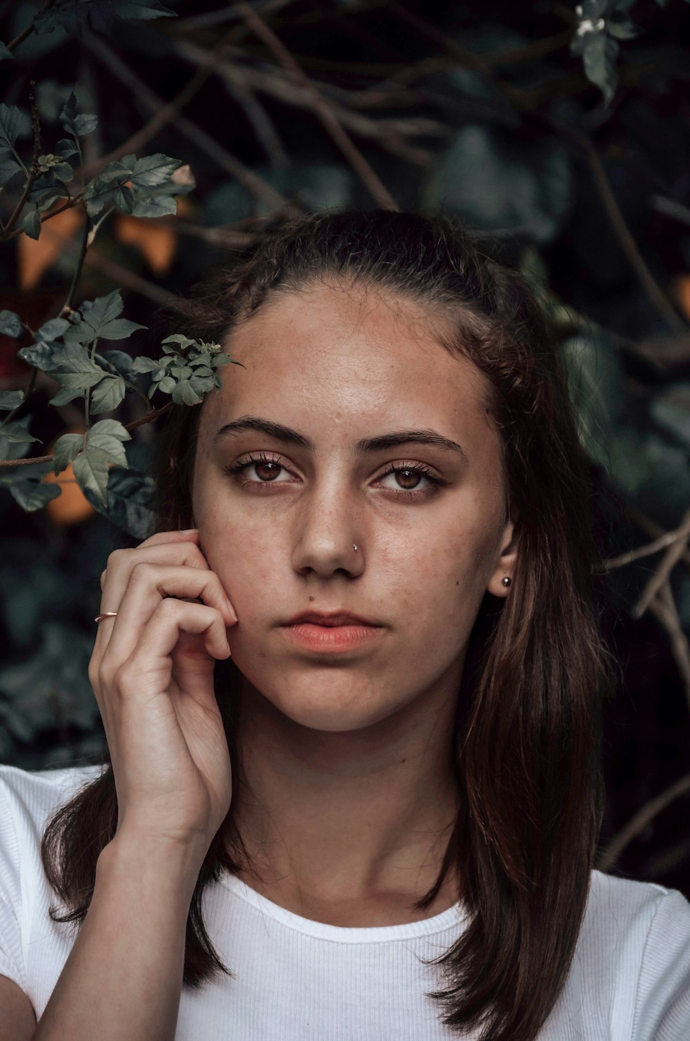 Une jeune femme pose pour une photo