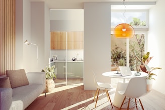 Uma sala de estar com um sofá, uma mesa e cadeiras.