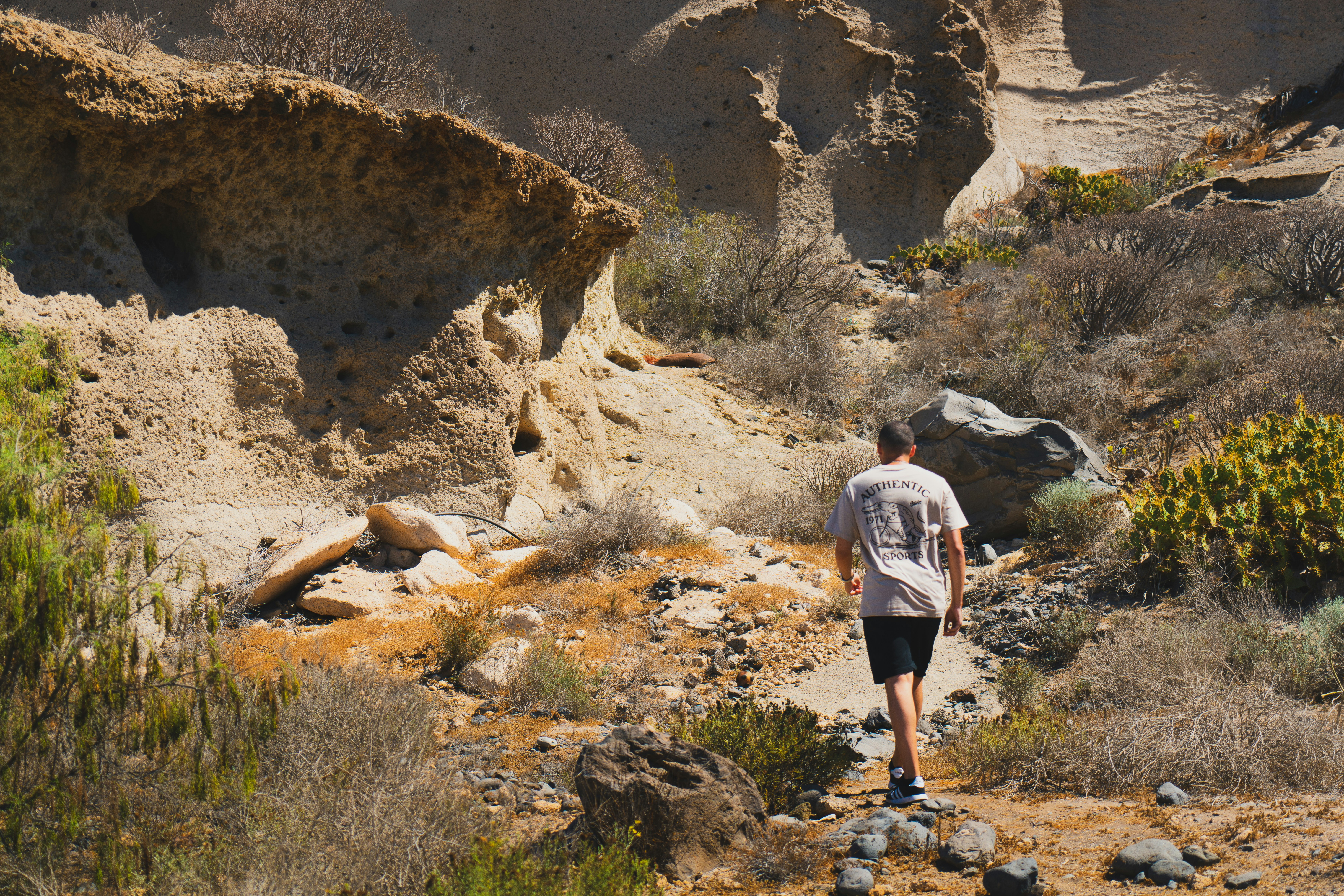 Un hombre caminando por un sendero en el desierto