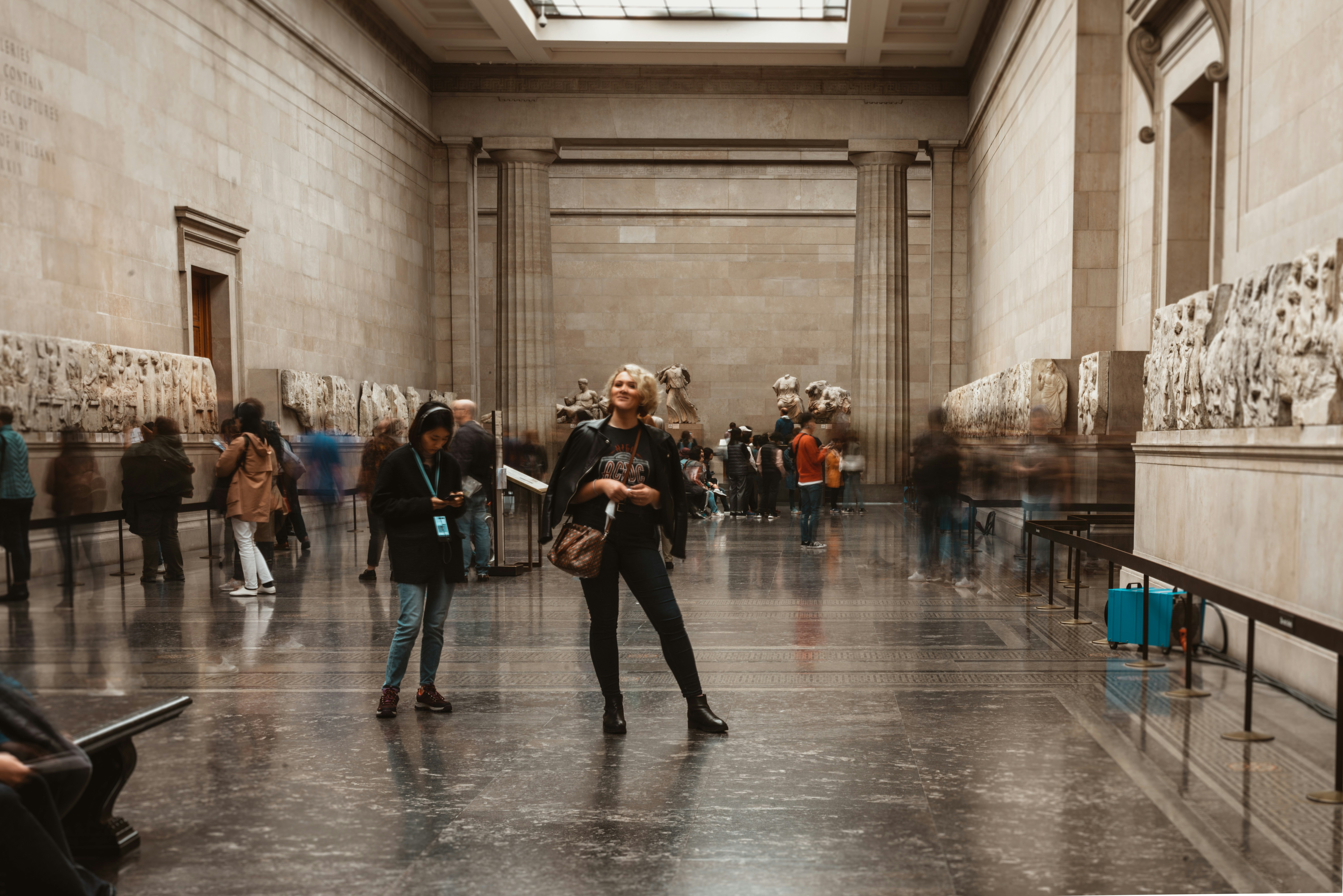 Eine Frau, die in einem Raum mit einer Gruppe von Menschen steht