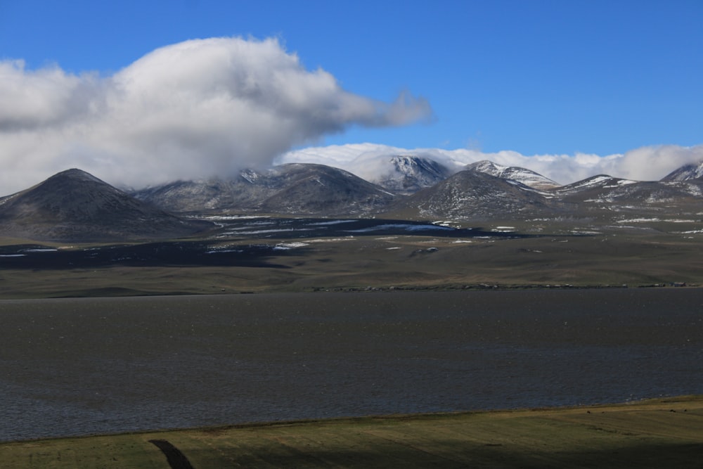 um grande corpo de água cercado por montanhas