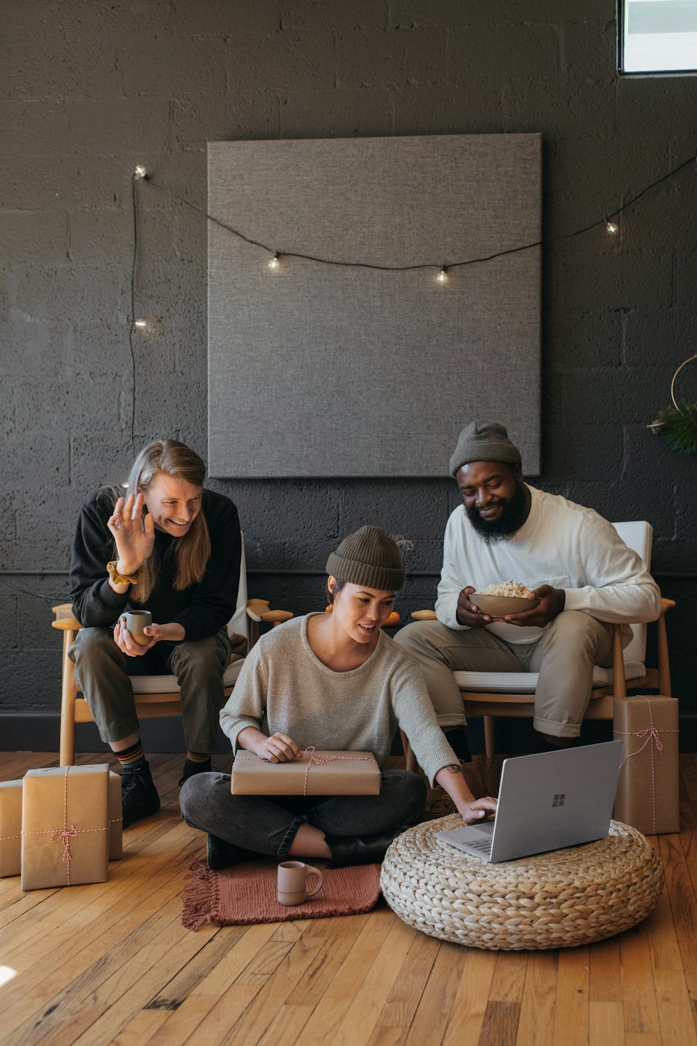 Drei Kollegen unterhalten sich über Zoom mit jemandem an ihrem Surface-Laptop