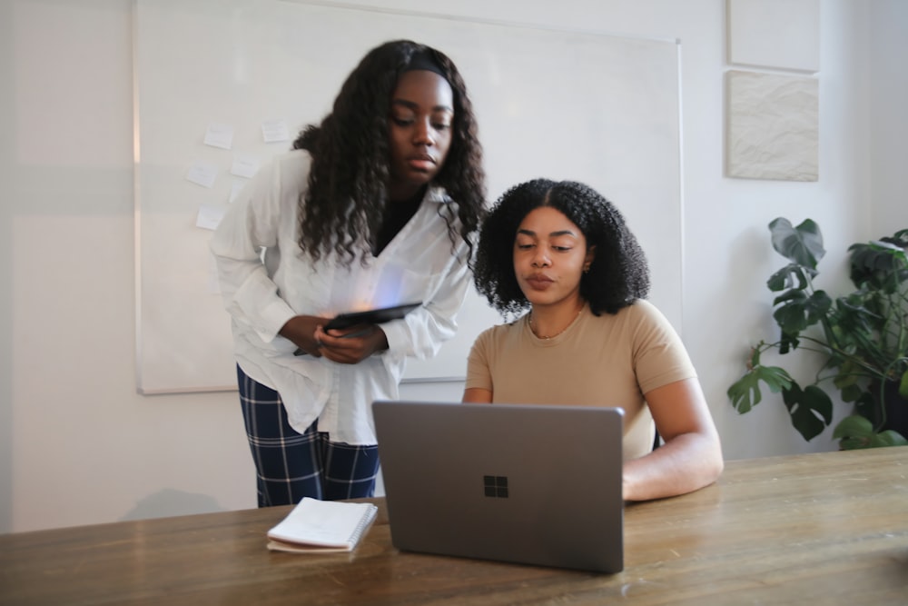 회의실에서 Surface 노트북으로 공동 작업하는 여성 동료 
