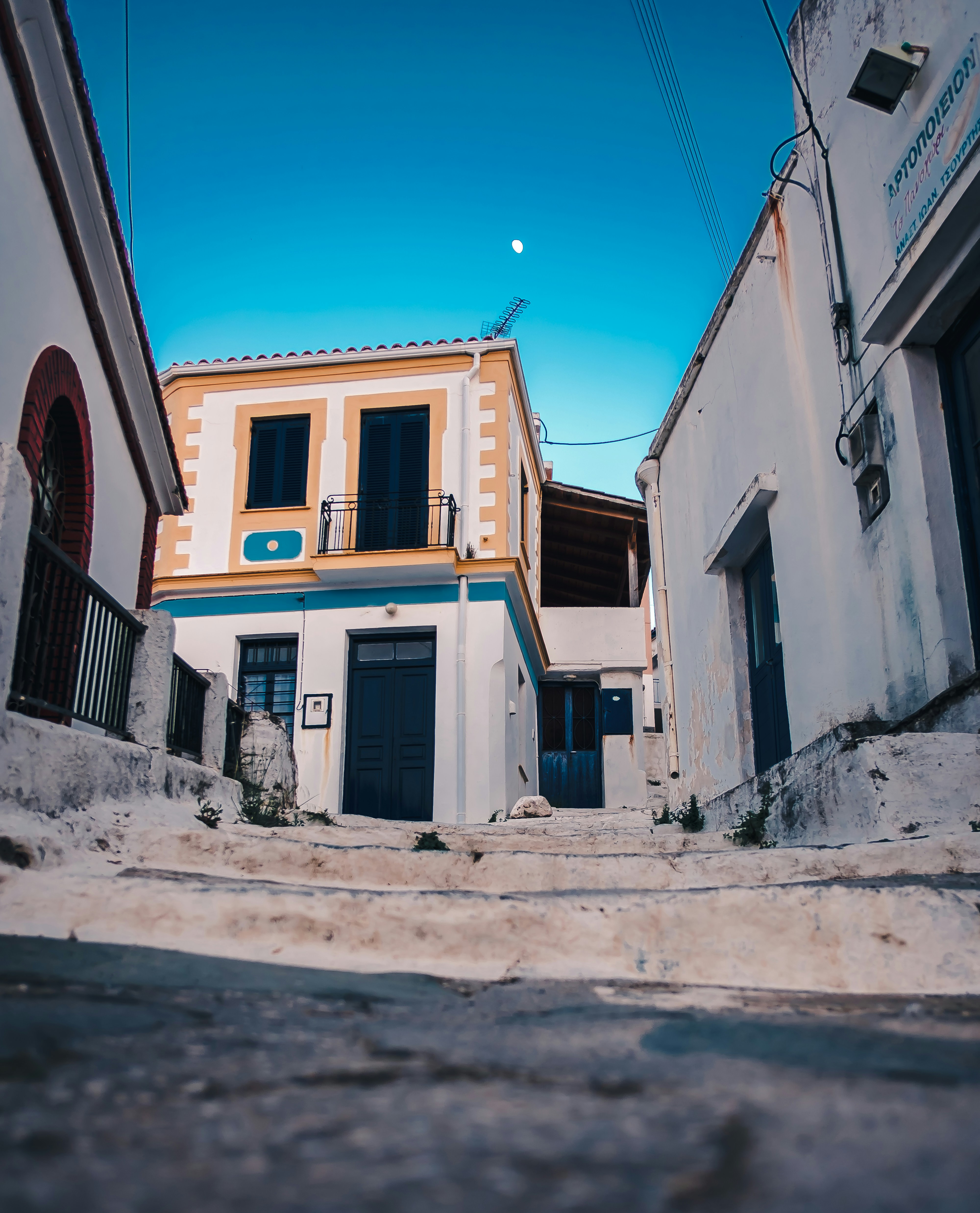 Una calle estrecha con un edificio en la esquina