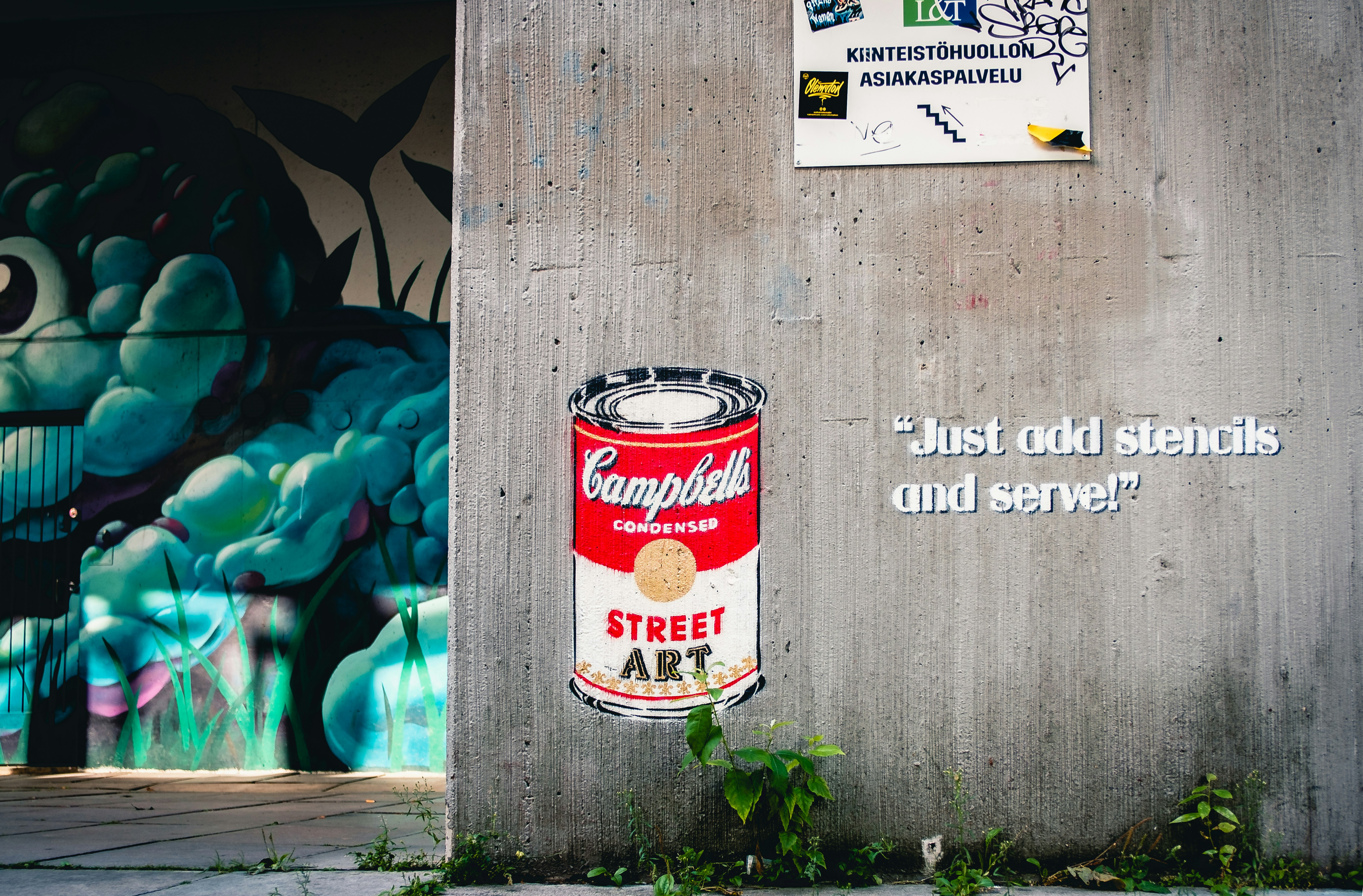 una pared con graffiti y una lata de arte callejero