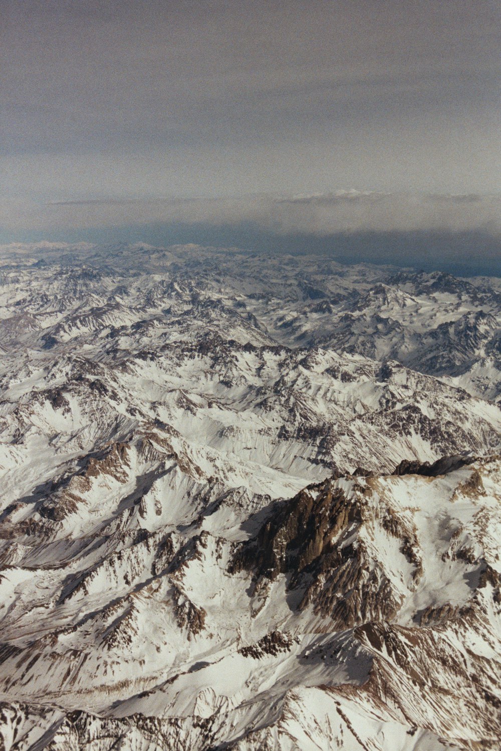 Una vista de una cadena montañosa desde un avión