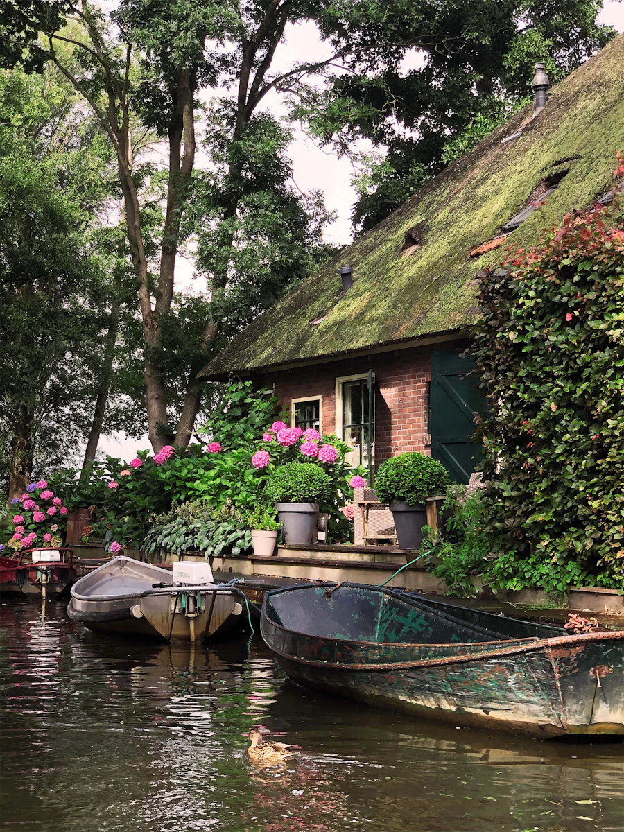 A thatched cottage in Giethoorn