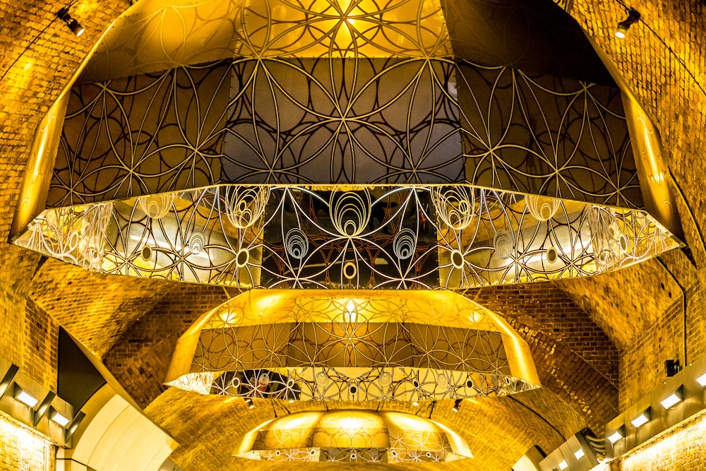 um edifício muito alto com um monte de luzes penduradas em seu teto