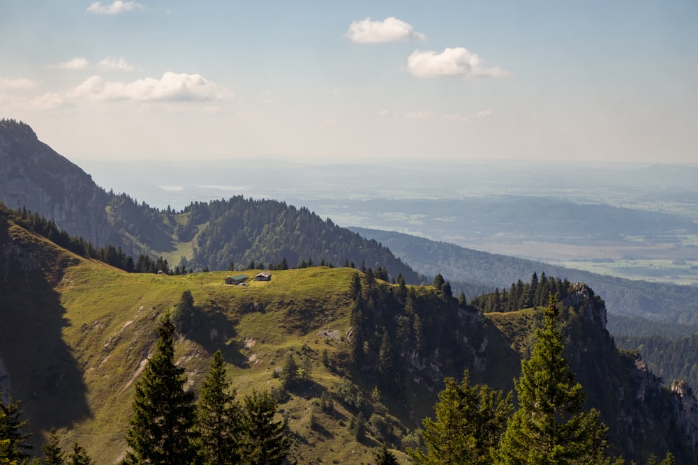 Un canyon con una montagna sullo sfondo