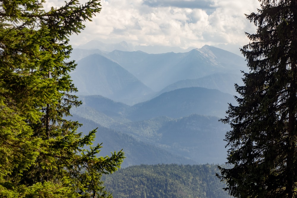 une vue d’une chaîne de montagnes de loin