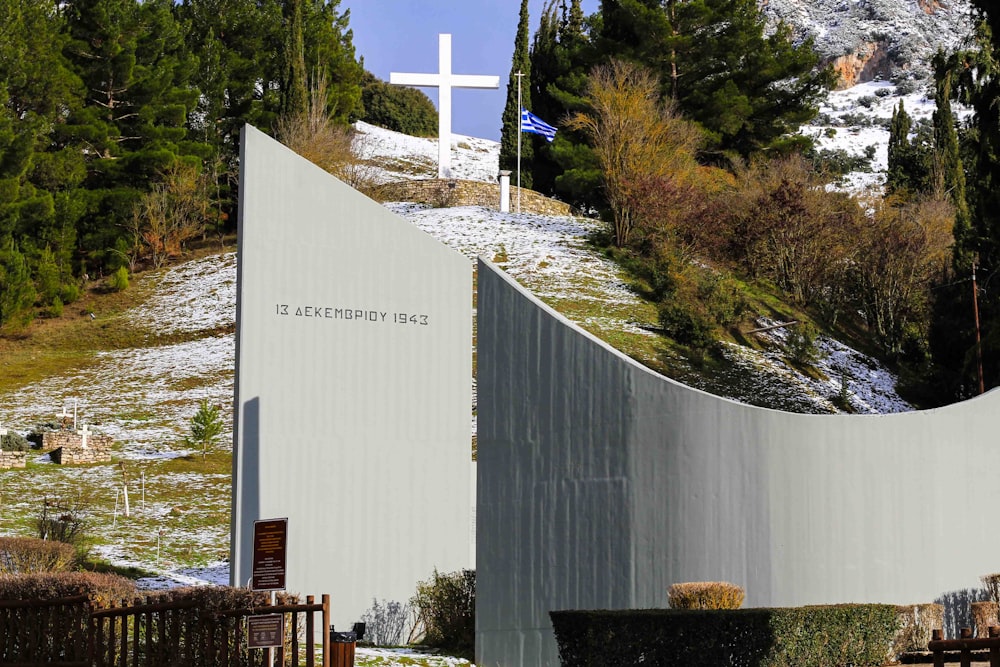 Un gran edificio blanco con una cruz en la parte superior