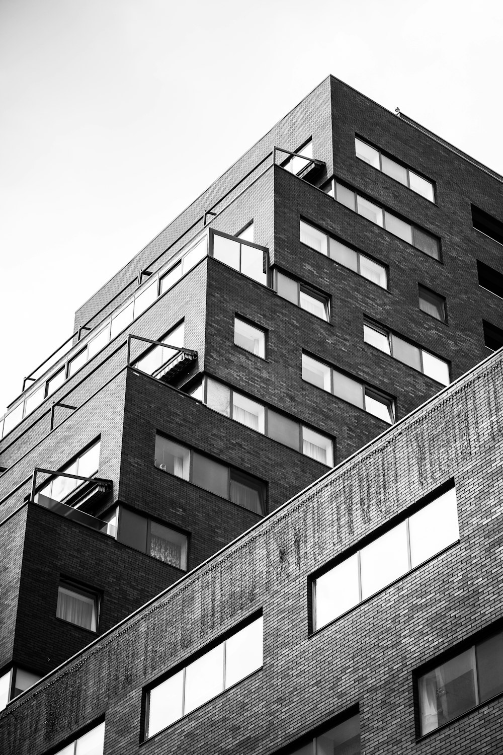 Une photo en noir et blanc d’un grand immeuble