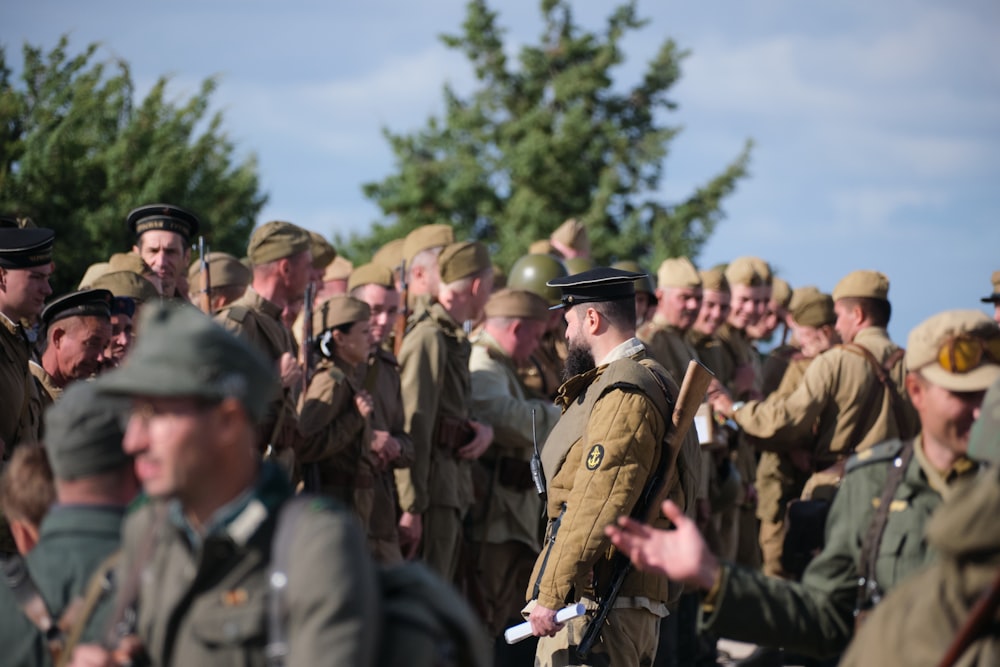 Un grupo de hombres uniformados parados uno al lado del otro
