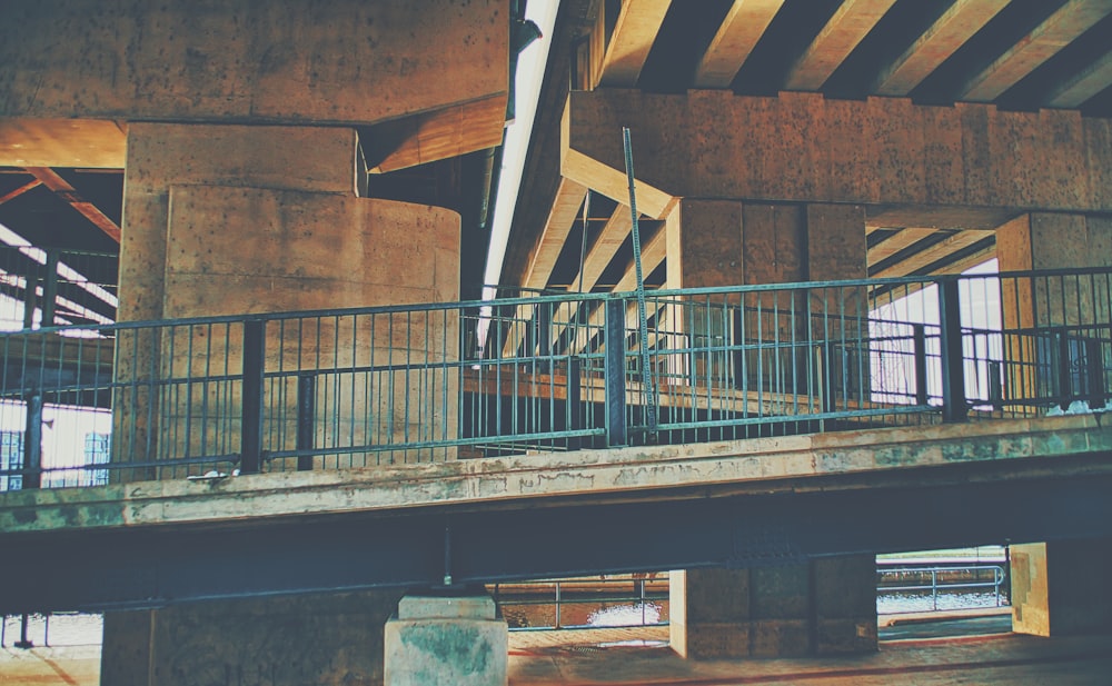 un bâtiment qui a des escaliers