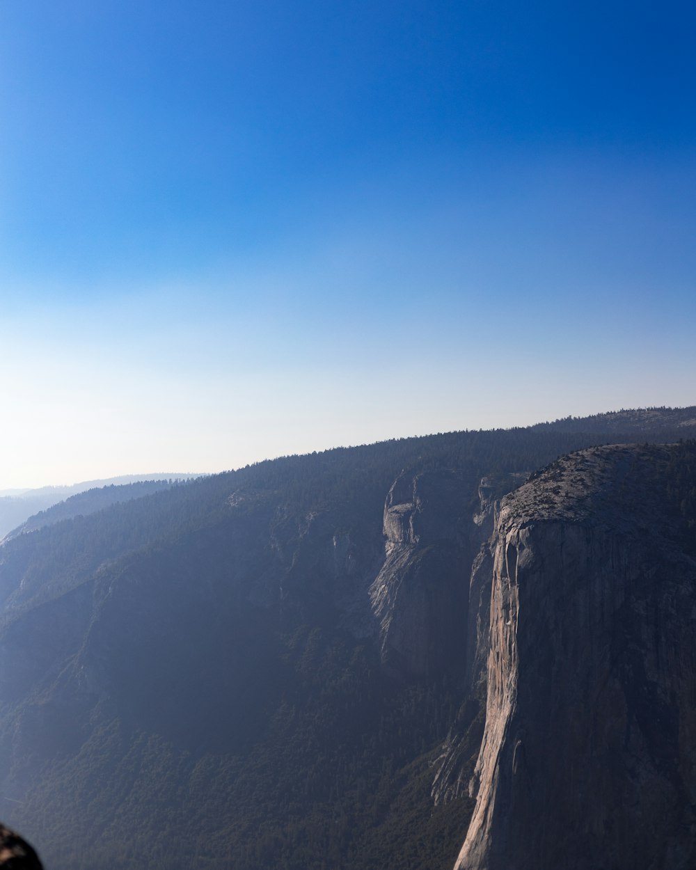 Blick auf einen Berg mit einer Klippe im Hintergrund