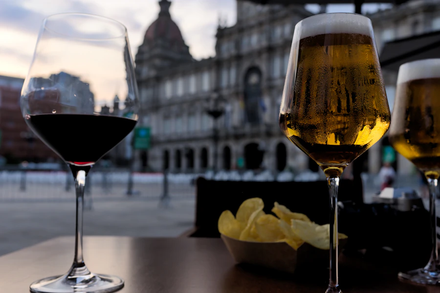 Copa de vino tinto y caña de cerveza