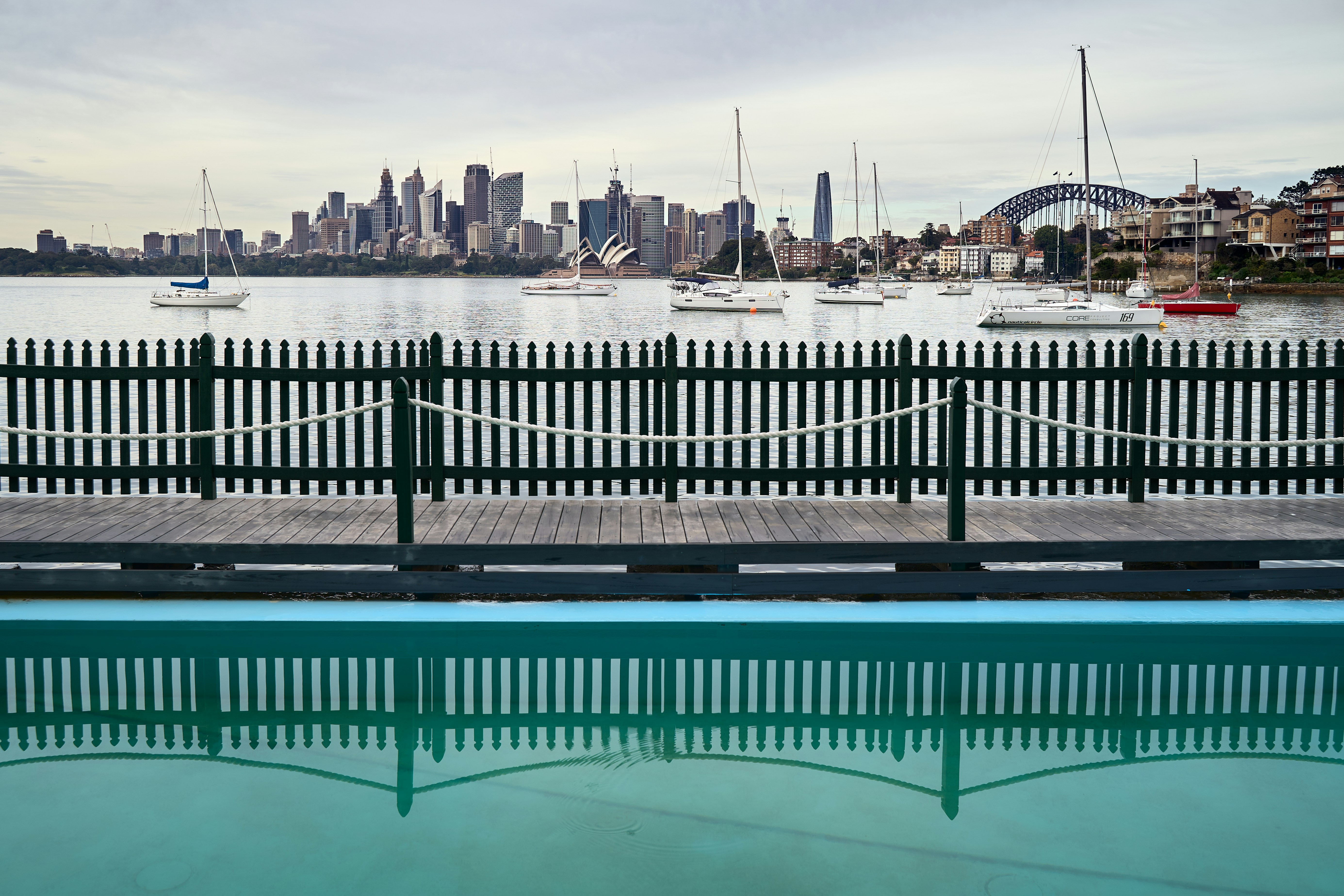 uma piscina com vista para uma cidade ao fundo