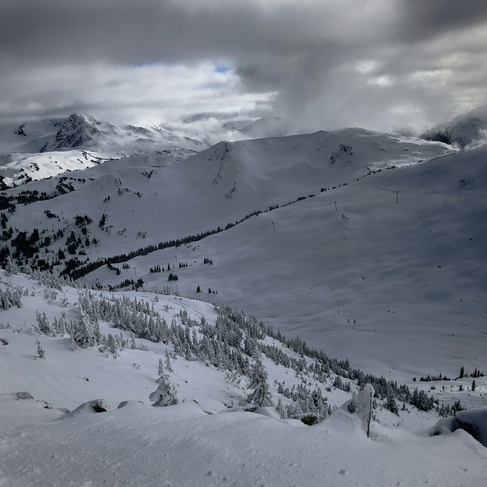 Una montaña cubierta de nieve con un fondo de cielo