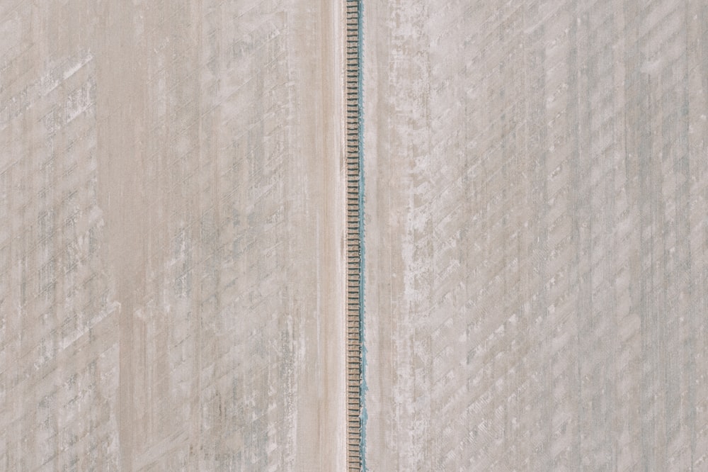 Una vista aérea de una carretera en medio de un campo