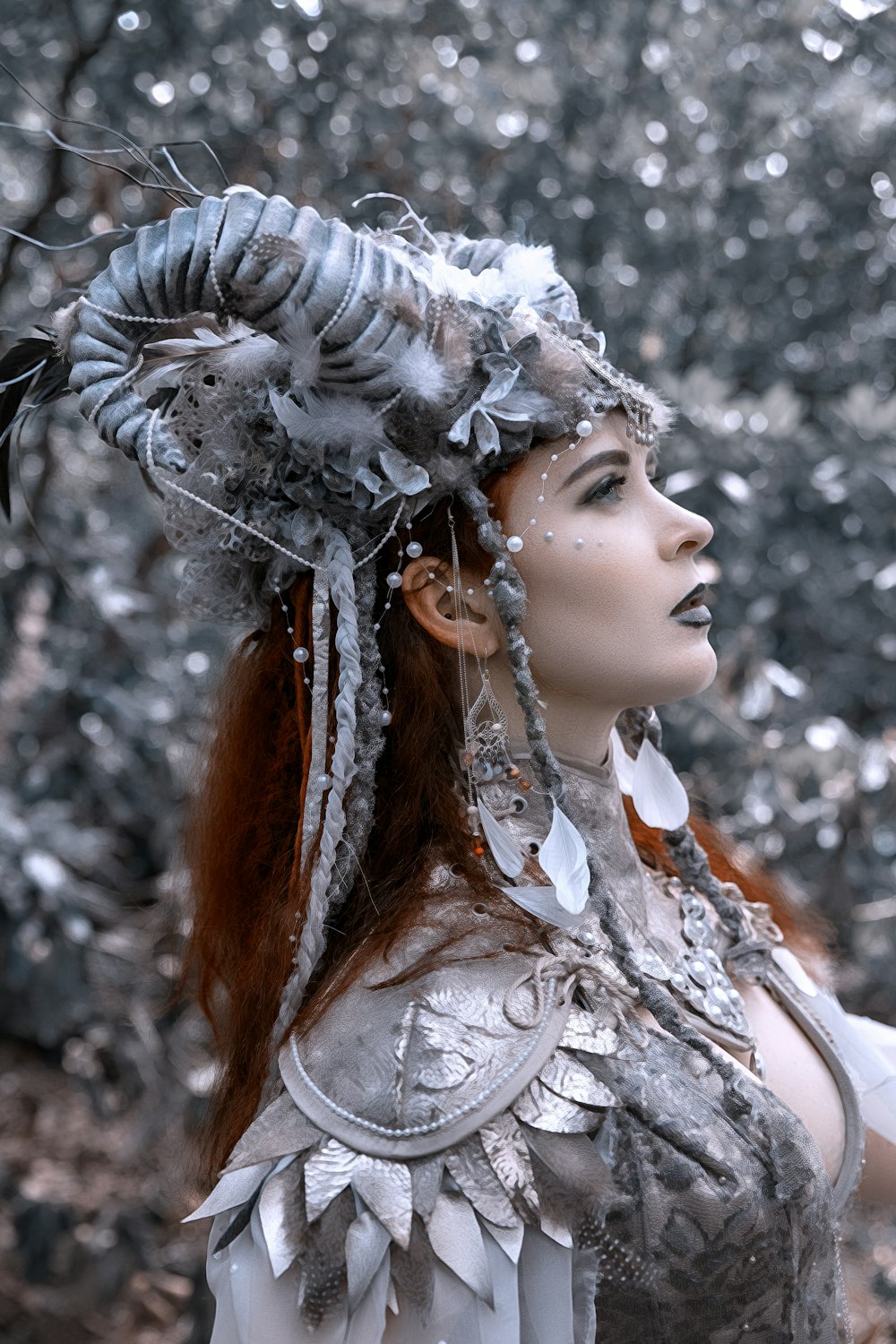 Eine Frau im Kostüm mit Federn auf dem Kopf