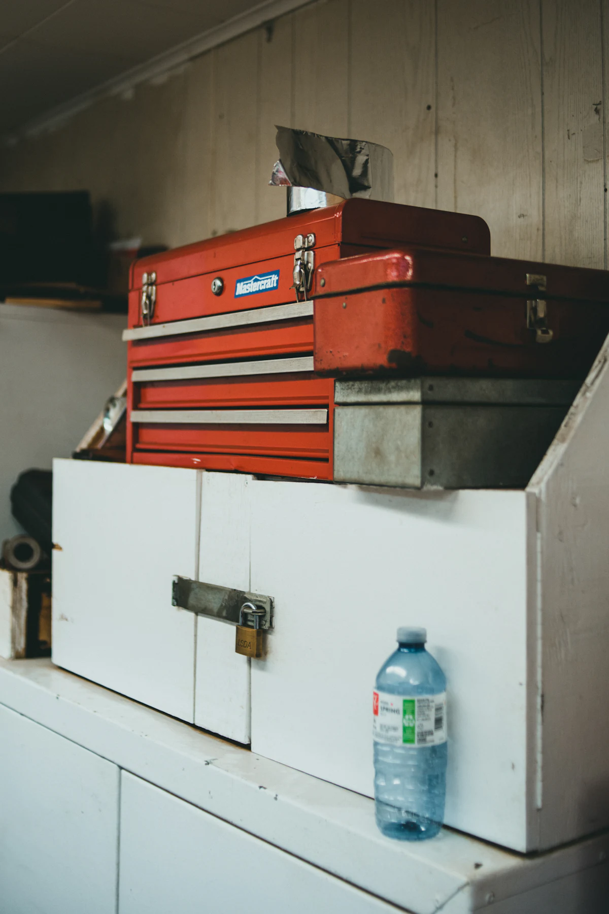 Caja de herramientas roja sobre un mueble blanco