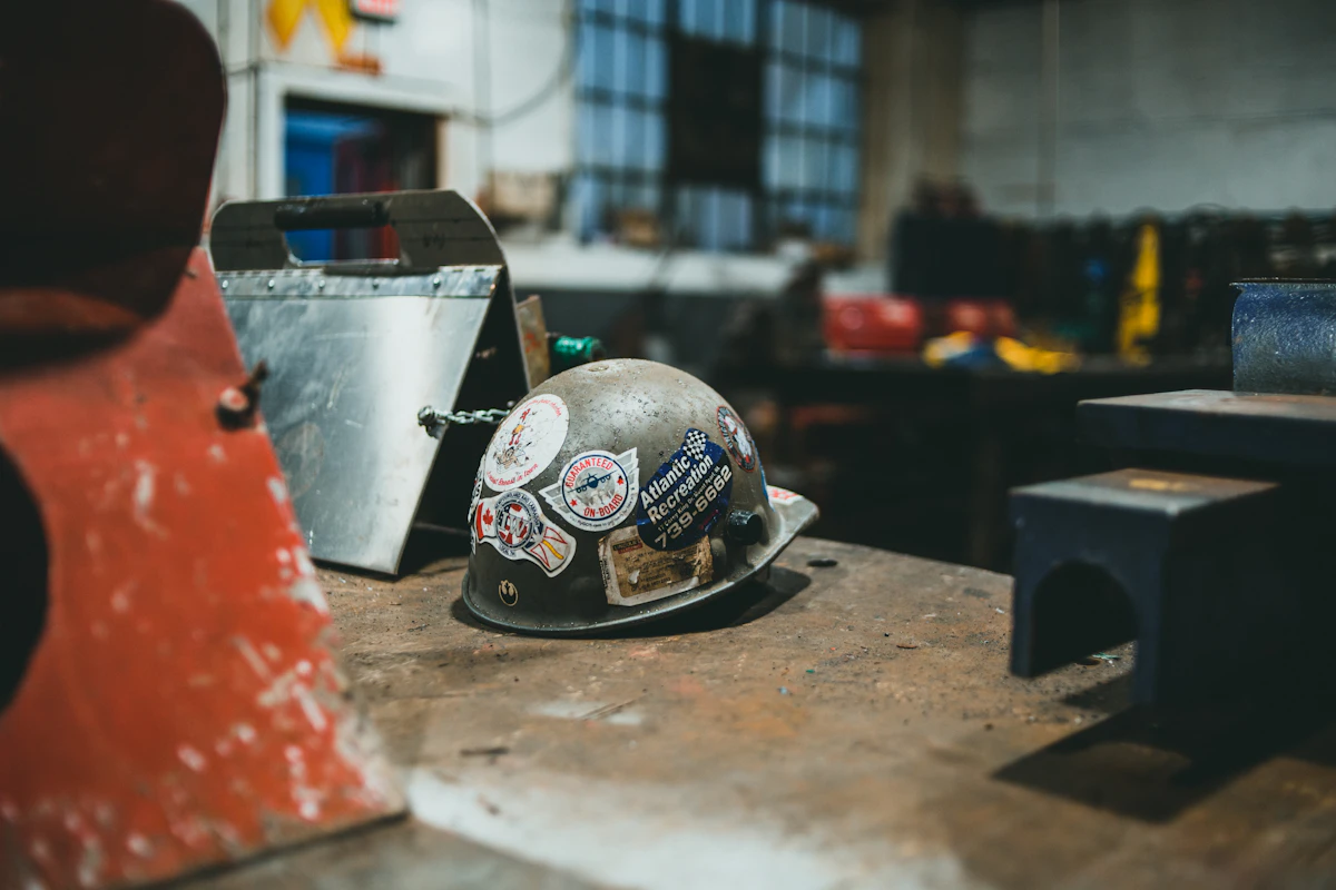 Helm pengaman di atas meja kayu