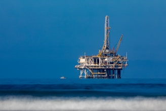 an oil rig in the middle of the ocean