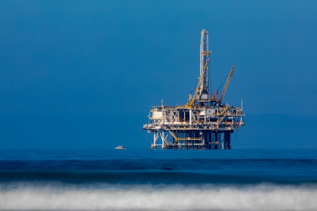 an oil rig in the middle of the ocean
