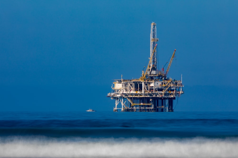 an oil rig in the middle of the ocean