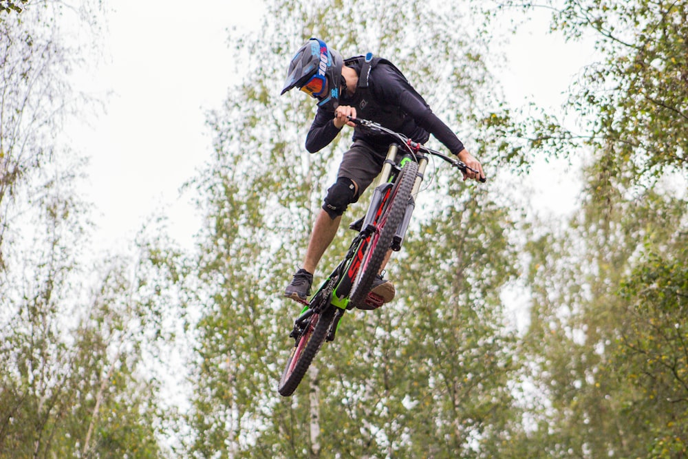 Eine Person, die ein Fahrrad in die Luft springt