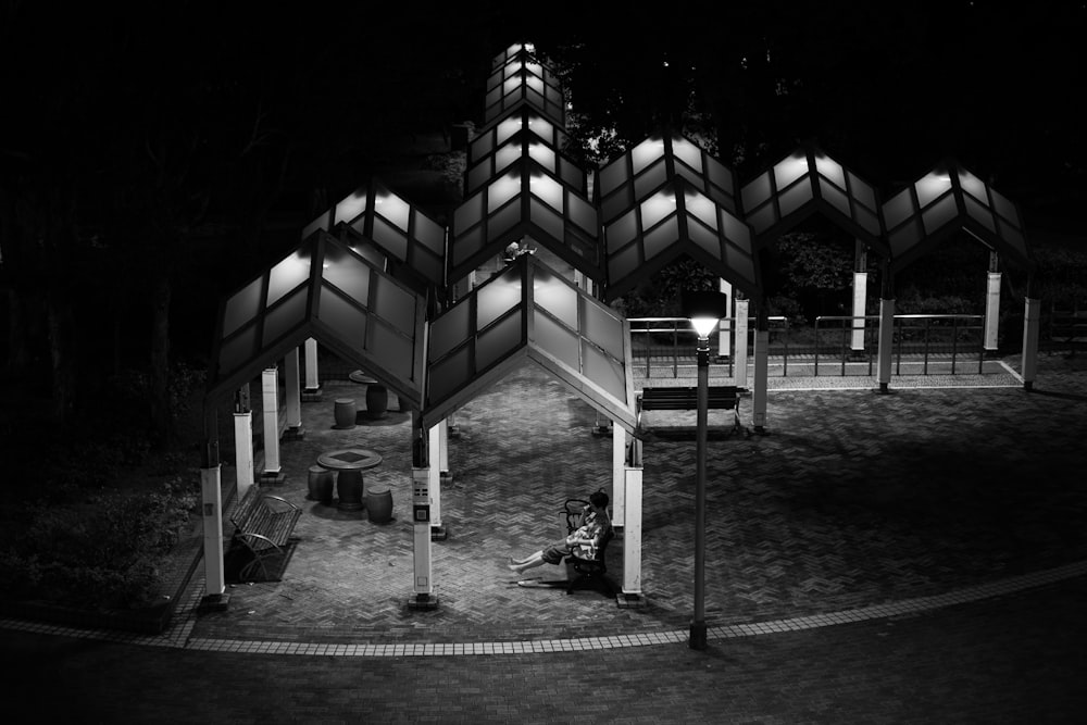 Una foto en blanco y negro de un parque por la noche