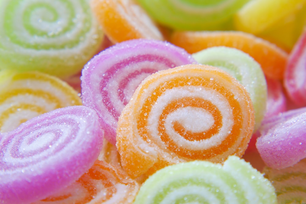 um close up de uma pilha de doces coloridos