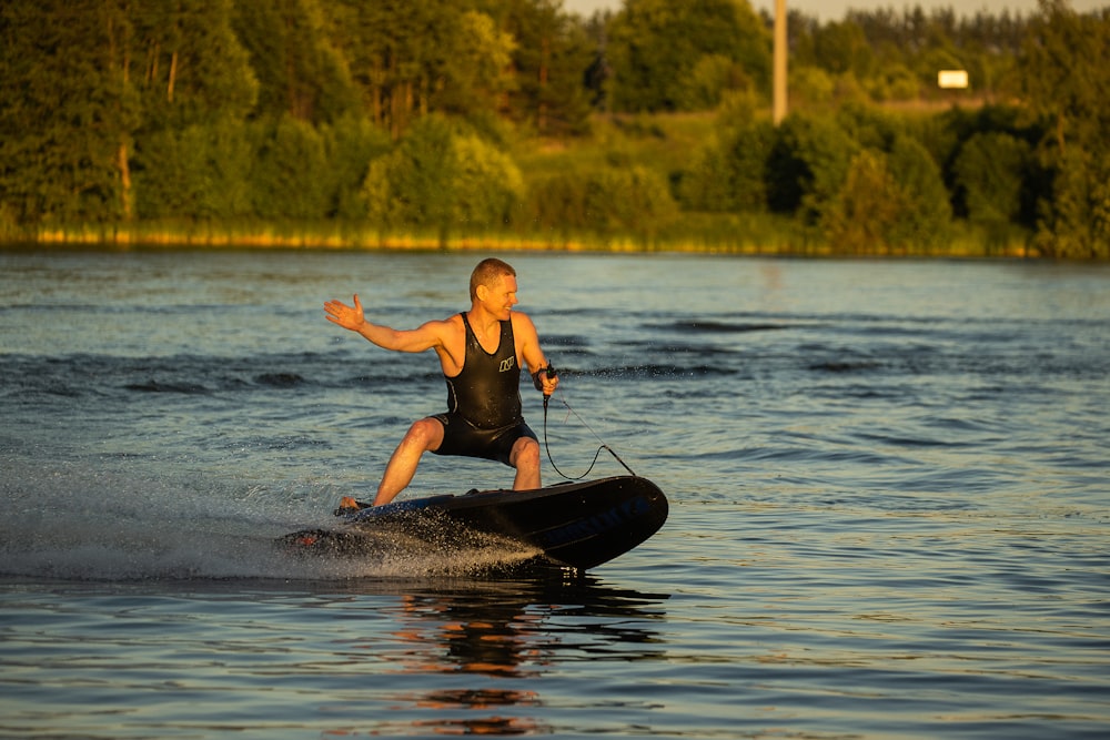 Un uomo che cavalca un wakeboard in cima a un lago