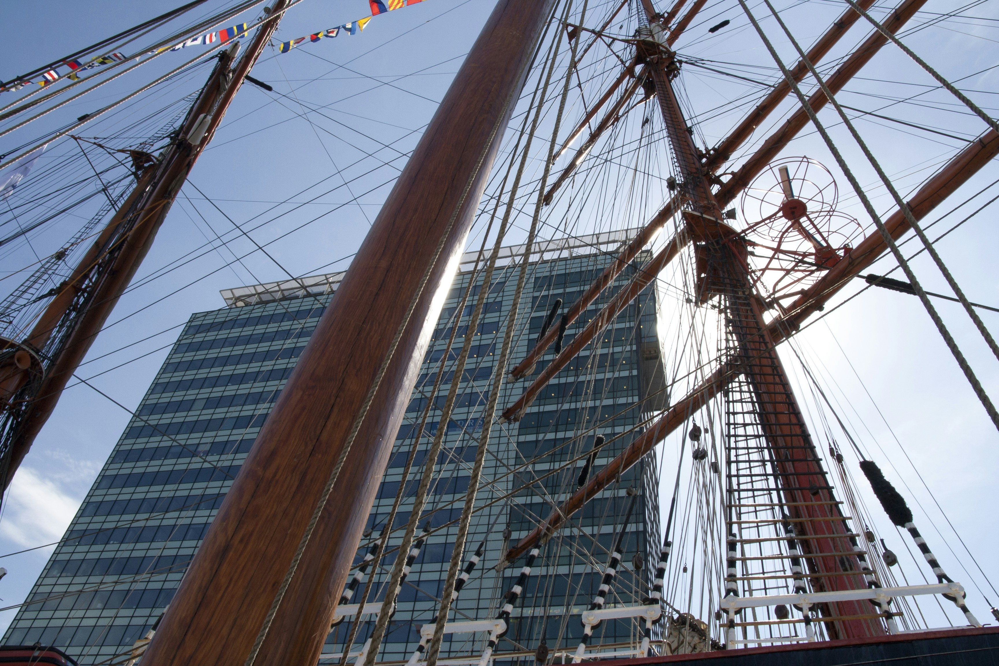 Ein hohes Gebäude, das neben einem hohen Gebäude sitzt