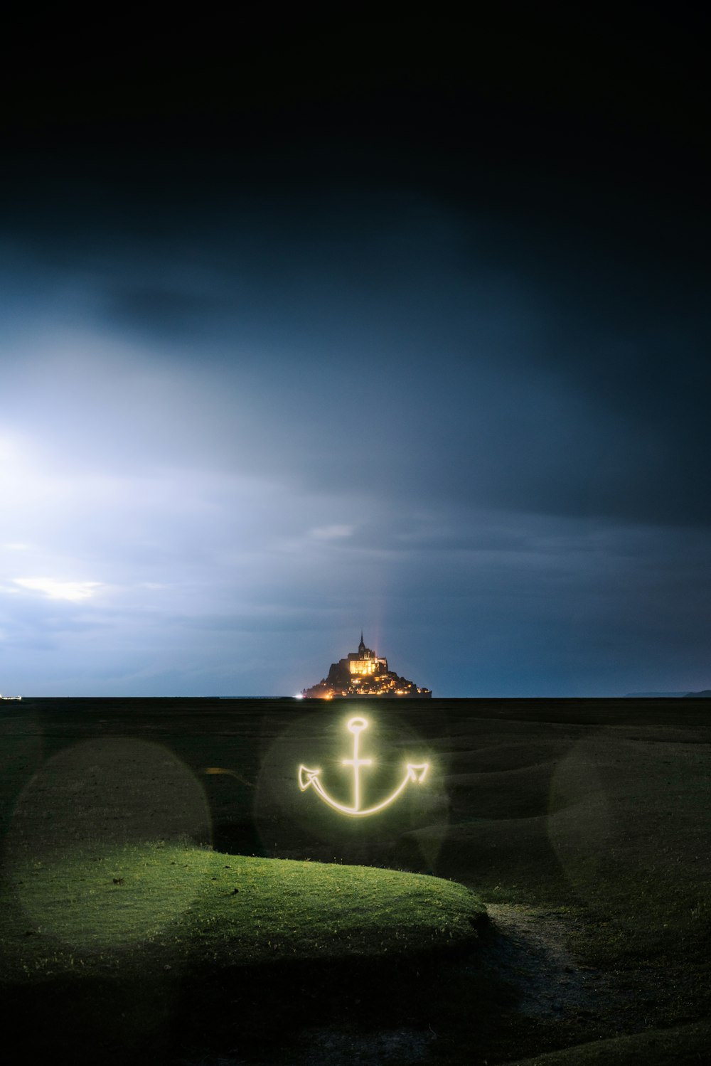 a picture of an anchor in the middle of a field