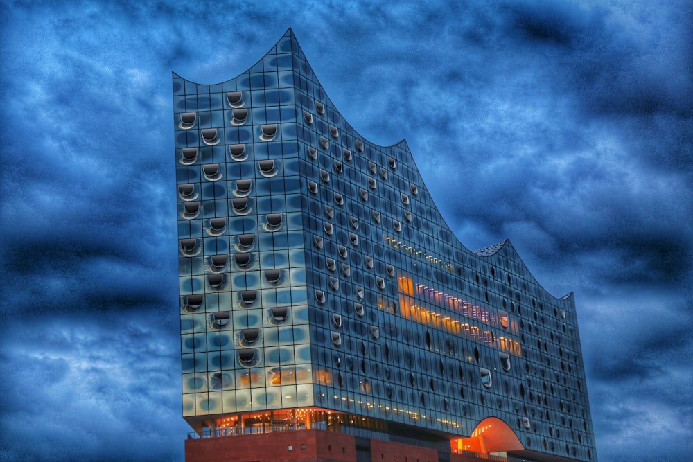 Un très grand bâtiment assis sous un ciel nuageux