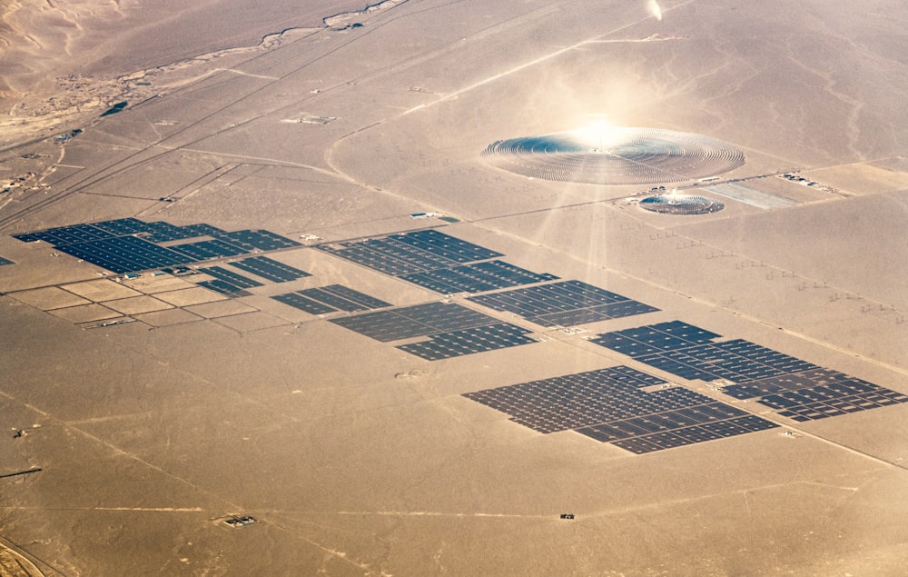 Eine Luftaufnahme von Sonnenkollektoren in der Wüste