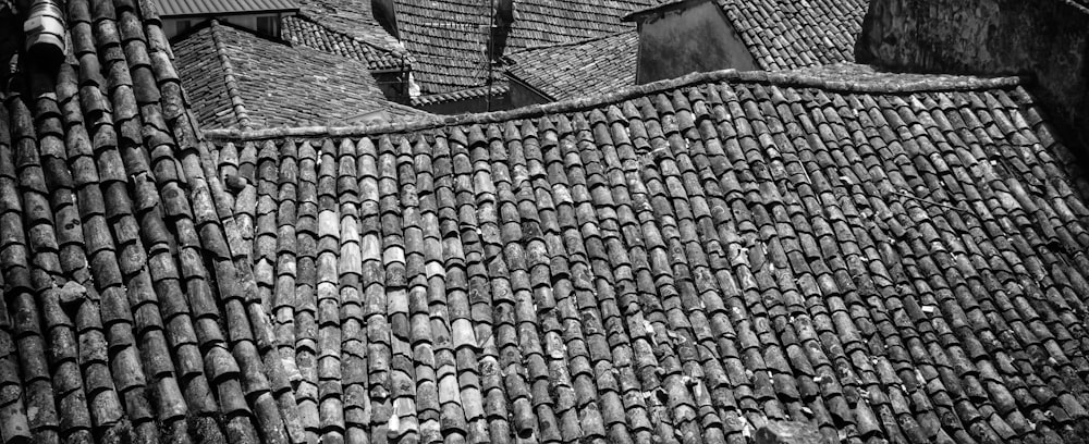 a black and white photo of a roof