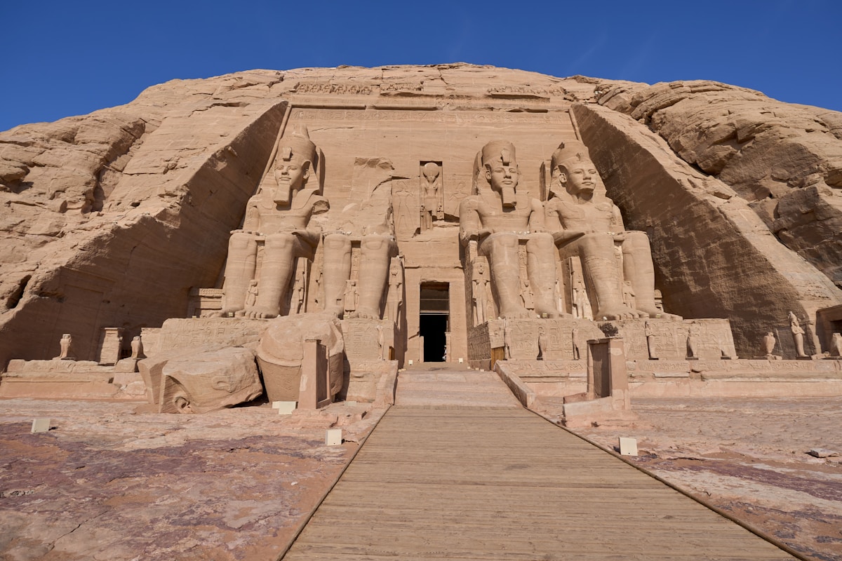 Les quatre statues colossales assises de Ramsès II au Grand Temple d’Abou Simbel, la récompense au bout du trajet depuis Assouan.