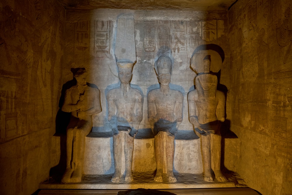 Estatuas de faraones y reinas en una habitación