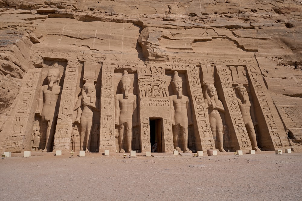 an image of an ancient building in the desert