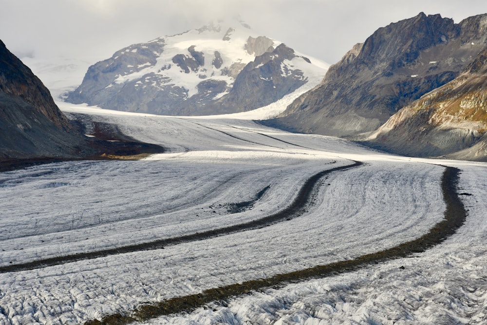 Una catena montuosa innevata con un ghiacciaio sullo sfondo