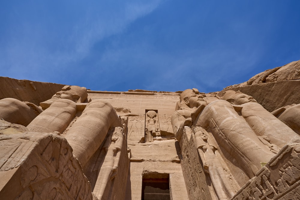 un grand bâtiment avec des statues sur le côté